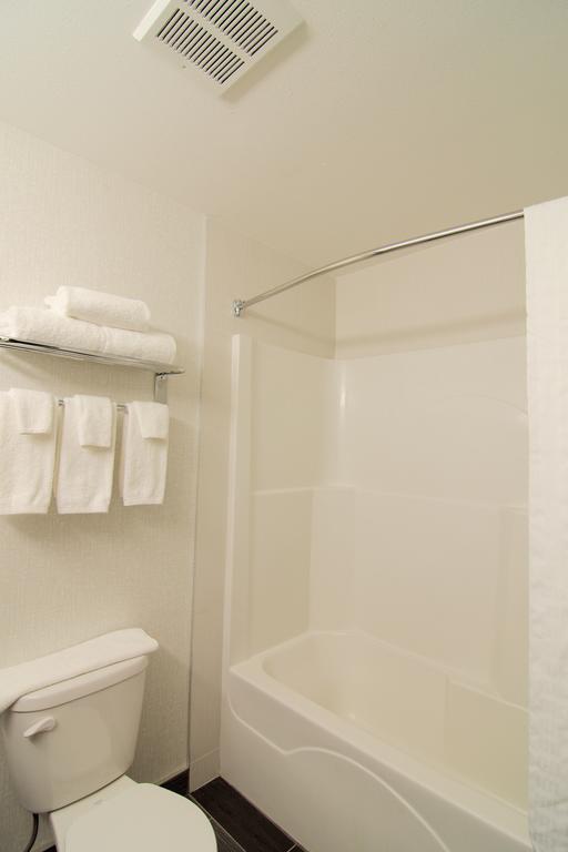 Paradise Inn And Suites Redwater Room photo