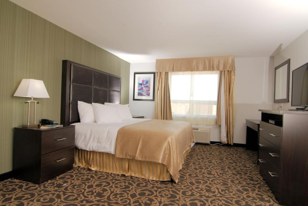 Paradise Inn And Suites Redwater Room photo